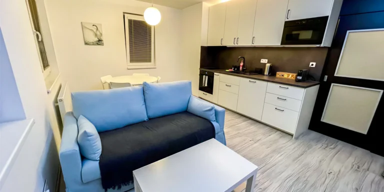 Útulný apartmán v bratislavské Dúbravce nedaleko Rosničky s kuchyní, balkónem i pračkou