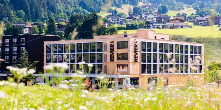 Letní pobyt ve vorarlberských Alpách: moderní hotel se snídaní, hned u lanovky