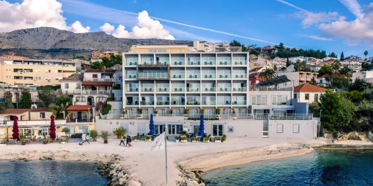 Dovolená u Splitu: hotel u moře se snídaní, bazénem a wellness