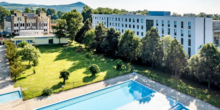 Aktivní pobyt v Českém středohoří s výhledem na Lovoš a snídaní nebo polopenzí