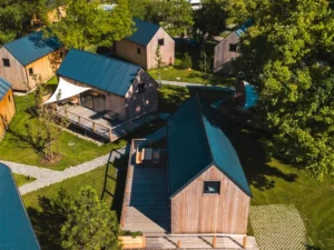 Pobyt v Litomyšli: glampingové stany i moderní chatky v autokempu