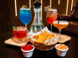 Drinky s vodní dýmkou i bez: signature koktejly, maxi drinky nebo láhev prémiové vodky