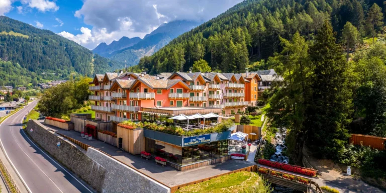 Italské Passo Tonale: 4* apartmány s polopenzí a neomezeným wellness