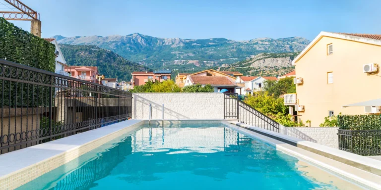 Černohorská Budva: hotel 500 m od moře s jídlem a neomezeným wellness