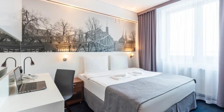 Moderní městský hotel ve Vratislavi se snídaněmi pro pár i rodinu