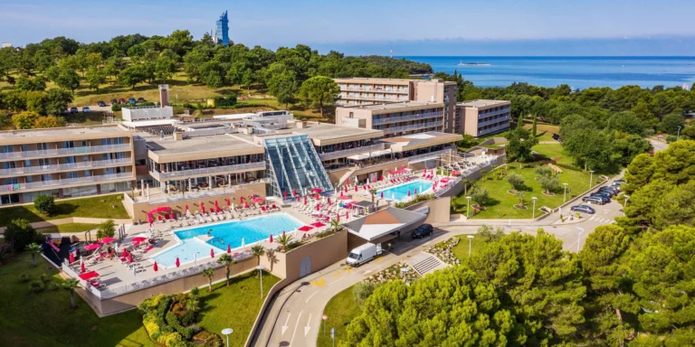 Dovolená v Poreči: 4* hotel 300 m od pláže, bazény a wellness, polopenze, dítě zdarma