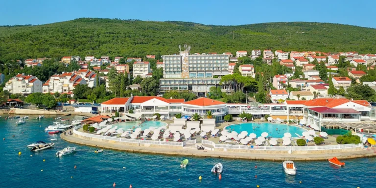 Chorvatsko: 4* hotel u pláže se snídaní nebo polopenzí a neomezeným wellness, 2 děti zdarma