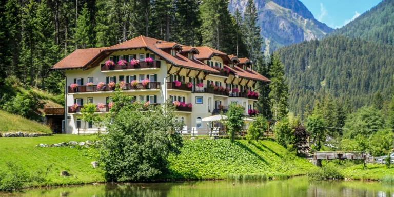 Alpský hotel v Dolomitech s polopenzí až pro 7 osob: v létě turistická karta, v zimě skibus