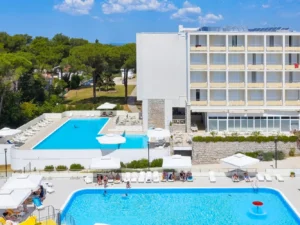 Dovolená v Biogradu na Moru: all inclusive, 2 děti zdarma, 300 m na pláž a bazény