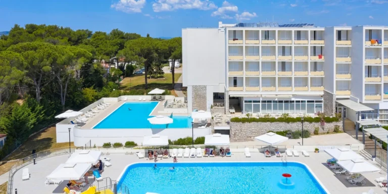 Dovolená v Biogradu na Moru: all inclusive, 2 děti zdarma, 300 m na pláž a bazény