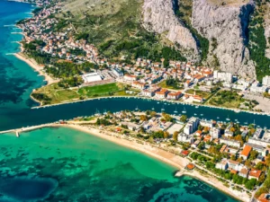 Chorvatský Omiš: krásný hotel na kopci s výhledem na řeku i moře, snídaně i plná penze a privátní vířivka