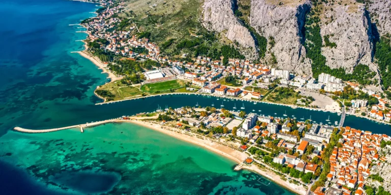 Chorvatský Omiš: krásný hotel na kopci s výhledem na řeku i moře, snídaně i plná penze a privátní vířivka