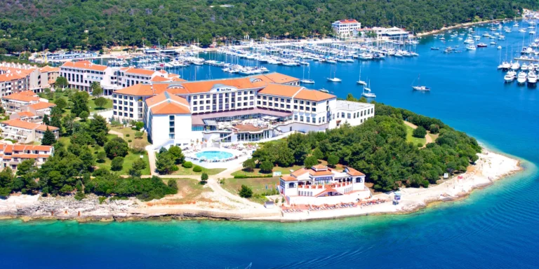 Istrie: 4* hotel v Pule hned u pláže, snídaně či polopenze, bazény i animační program