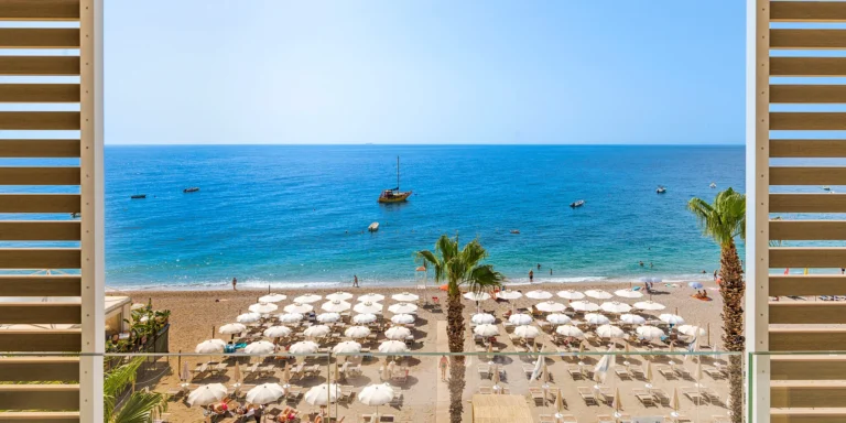 Relax na Sicílii nedaleko Taorminy: 4* hotel u pláže, snídaně nebo polopenze a bazén