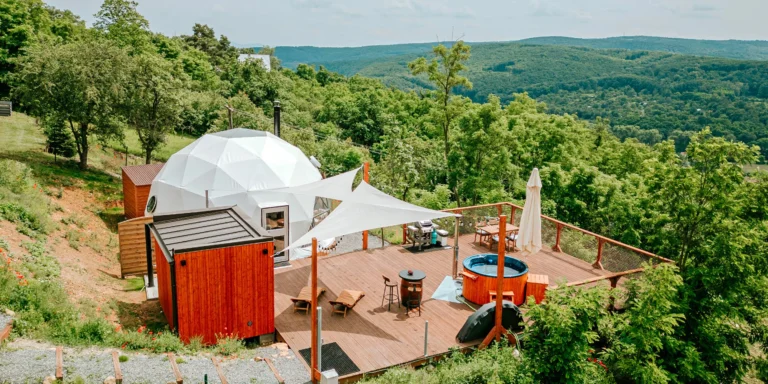 Glamping na samotě: luxusní stan s kuchyní i koupelnou a venkovní vířivka