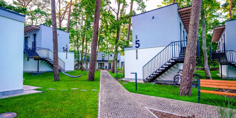 Moderní apartmány v Kolobřehu u Baltu: resort v borovém lese u pláže, balíčky se snídaní