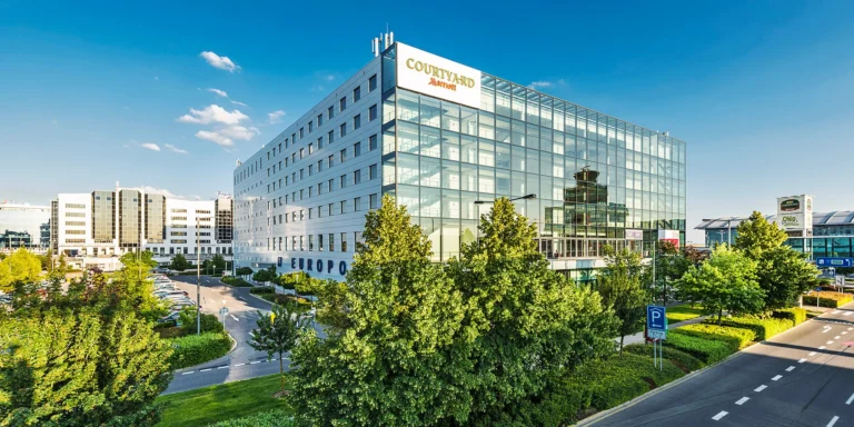 Praha: pobyt ve 4* hotelu Courtyard by Marriott přímo na letišti, vč. stravy