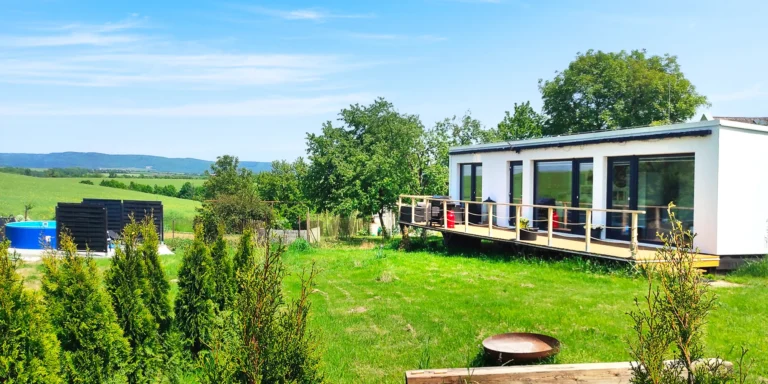 Designový tiny house v přírodě poblíž Olomouce až pro 4 osoby: americký styl, zahrada, bazén, sauna, masáže, koupací sud