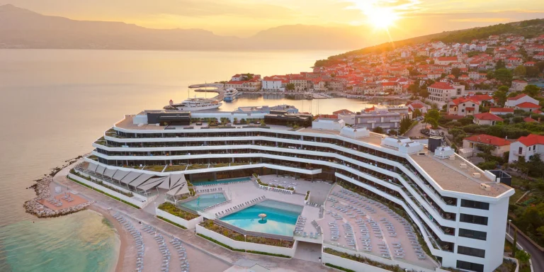 Moderní 4* hotel na ostrově Brač: přímo u moře, s bazény a krásnými výhledy, snídaně či polopenze plus