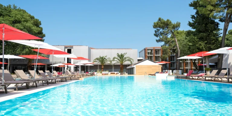 Nově zrekonstruovaný 4* hotel v Umagu přímo u moře: snídaně či polopenze a wellness