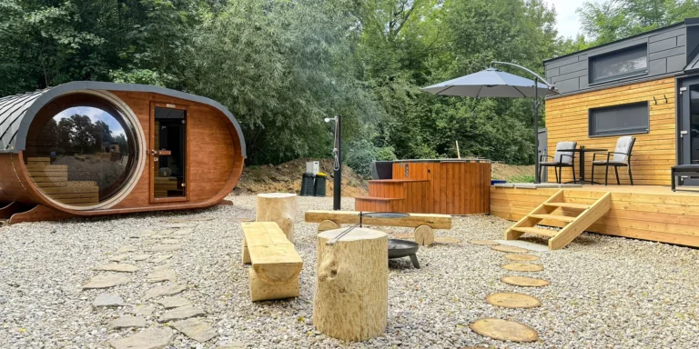 Tiny house u Dvora Králové: relax v soukromí s finskou saunou i koupacím sudem