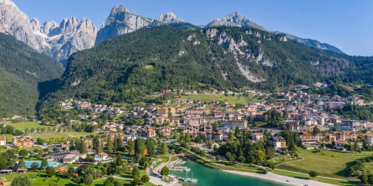 Parádní resort v italských Dolomitech: hotel v Molvenu se snídaní a neomezeným wellness