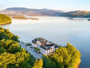Dovolená na břehu Rożnowské jezera: 5* hotel se stravou a neomezeným wellness