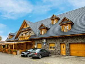 Pobyt v kolibě na břehu Slunečných jezer: jídlo, masáž, sauna i prosecco