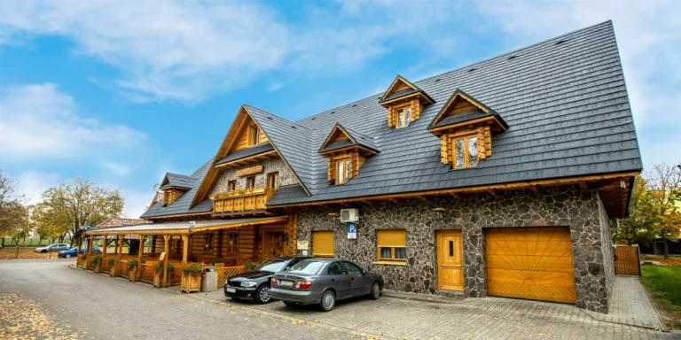 Pobyt v kolibě na břehu Slunečných jezer: jídlo, masáž, sauna i prosecco