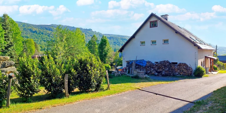 Vybavené apartmány u Hejnic v Jizerských horách až pro 8 osob, zahrada s potokem