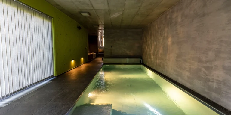 Moderní apartmán s vlastním wellness, bazénem a krbem ve Velkých Popovicích