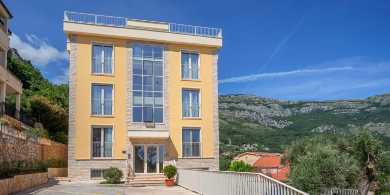 Krásné apartmány v Petrovaci, 200 metrů od pláže a střešní terasa s výhledem