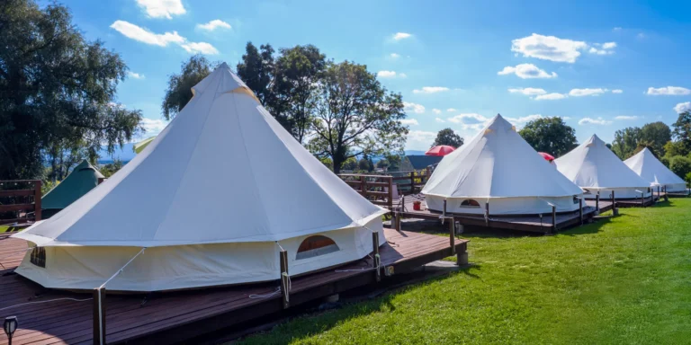 Glamping v polských Krkonoších: stanové městečko nedaleko Jelení Hory, výlety do přírody