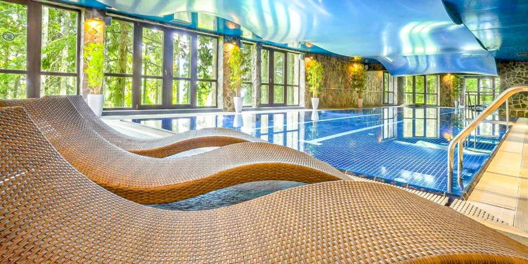 Wellness pobyt uprostřed lesů na Štrbském Plese: vodní a saunový svět i kompresní terapie