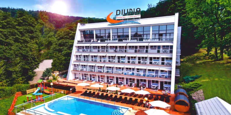 Hotel obklopený horami a lesy: dovolená s jídlem, neomezeným wellness i zábavou