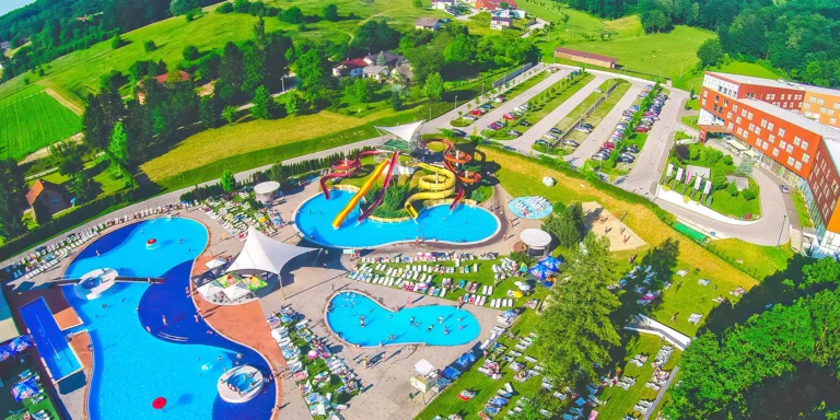 Letní dovolená v Chorvatsku pro celou rodinu: apartmány s jídlem, termální bazény a aquapark, až 2 děti zdarma