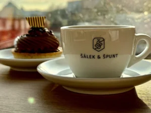 Káva a zákusek v sympatické kavárně na náplavce pro 1 nebo 2 osoby