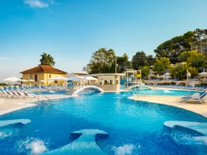 Rodinná dovolená na Istrii: 4* apartmánový resort přímo u moře, snídaně i polopenze