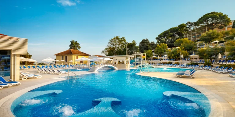 Rodinná dovolená na Istrii: 4* apartmánový resort přímo u moře, snídaně i polopenze
