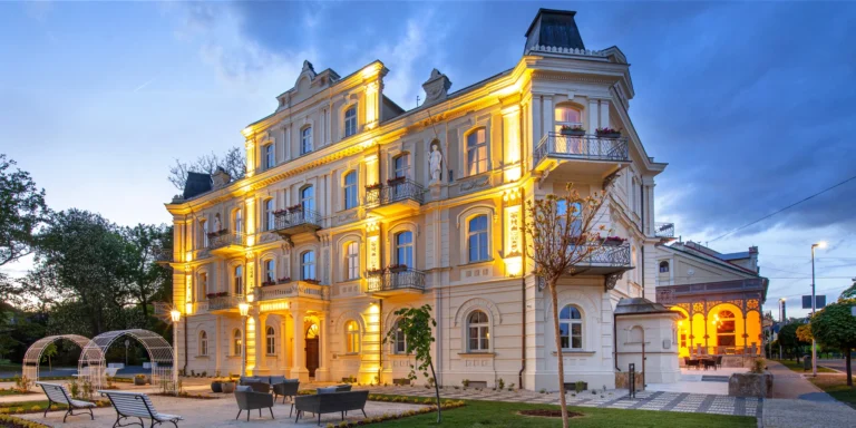 Zrekonstruovaný hotel v centru Františkových Lázní: snídaně či polopenze, bazén i procedury