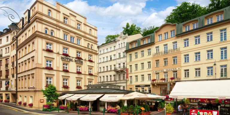 Pobyt v centru Karlových Varů: polopenze i zábal, perličková koupel a masáž