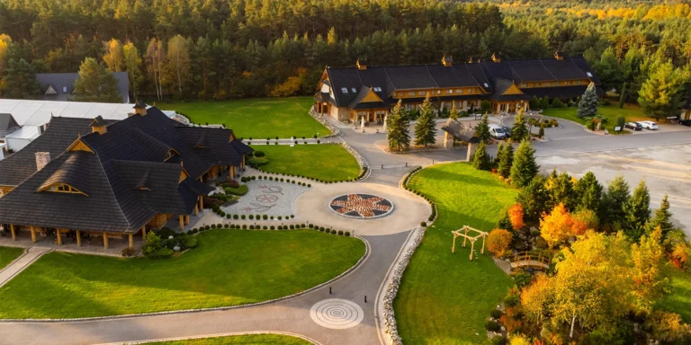 Boutique wellness resort u Opole: zátoka Bajka s písčitou pláží, strava i zábava pro děti