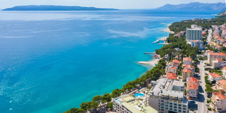 Letovisko Makarská: 4* hotel u pláže se snídaní nebo polopenzí, wellness i bazénem