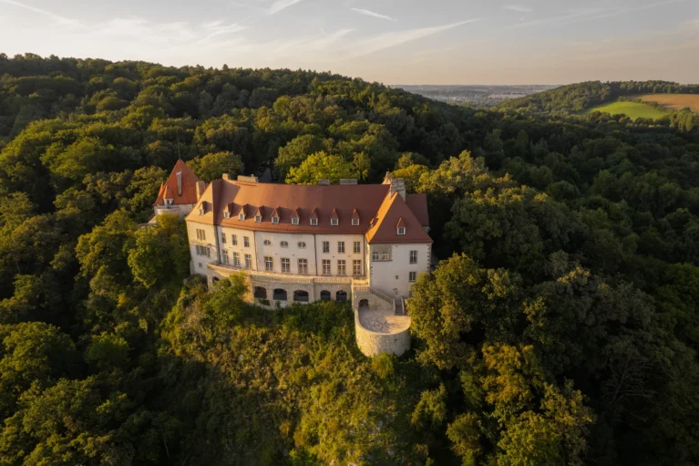 Michelinem oceněný 5* zámek: panoramatický výhled na Krakov, snídaně i polopenze