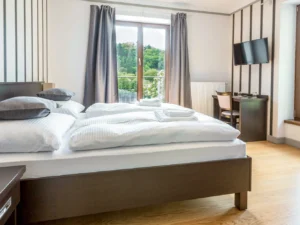 Pobyt na břehu Vltavy: hotelové pokoje se snídaní nebo polopenzí, nebo hausbót na vodě