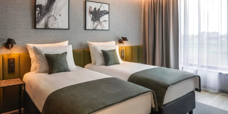 Pobyt v moderním hotelu ve Vratislavi: snídaně či polopenze a sauna