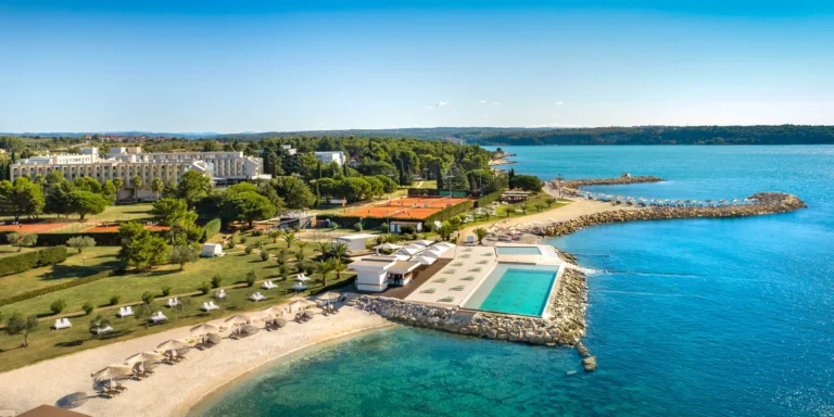 Relax na Istrii: hotel u pláže s infinity bazénem, snídaně či polopenze, dítě zdarma