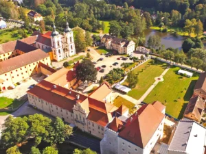 Pobyt v areálu kláštera Želiv: jídlo, wellness a prohlídka pivovaru, kláštera i kostela od J. B. Santiniho