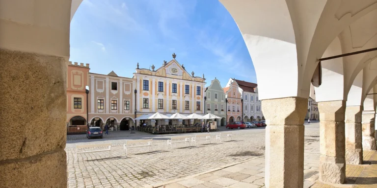 Pobyt v Telči v hotelu na náměstí: všední dny i víkendy, snídaně a kredit do restaurace, víno i káva
