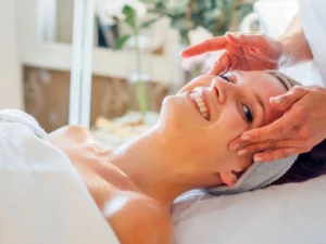 Základní kosmetická péče ve studiu ToWell: úprava a barvení obočí, ultrazvukové čištění pleti i peeling